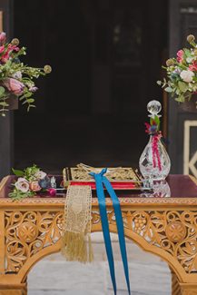 Στολισμός εκκλησίας σε έντονα χρώματα