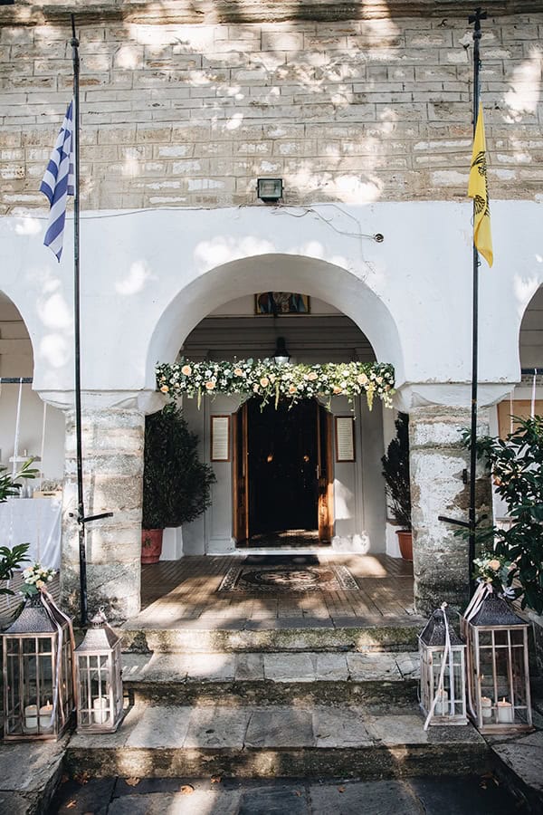 Υπέροχος στολισμός εκκλησίας με λευκά λουλούδια