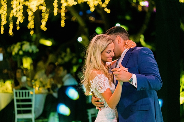 Ονειρικός elegant γάμος στην Αθήνα με λευκά άνθη και fairy lights | Michelle & Neoptolemos