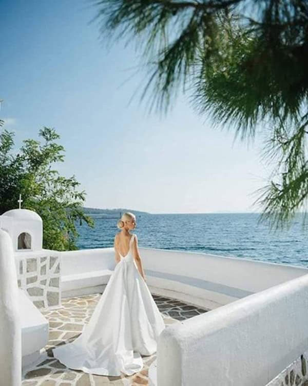 elegant-fall-wedding-serres-crystal-chandeliers-gold-details_02x