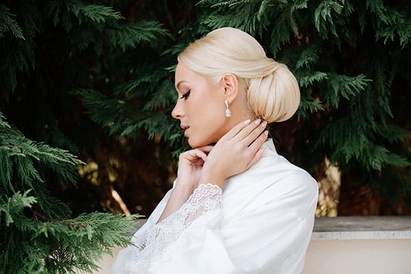 elegant-fall-wedding-serres-crystal-chandeliers-gold-details_04x