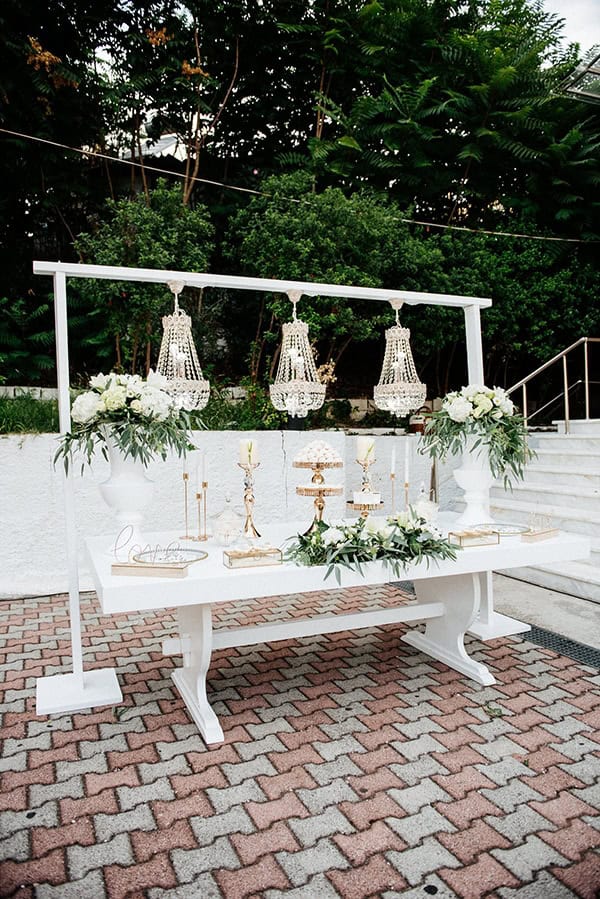 elegant-fall-wedding-serres-crystal-chandeliers-gold-details_08