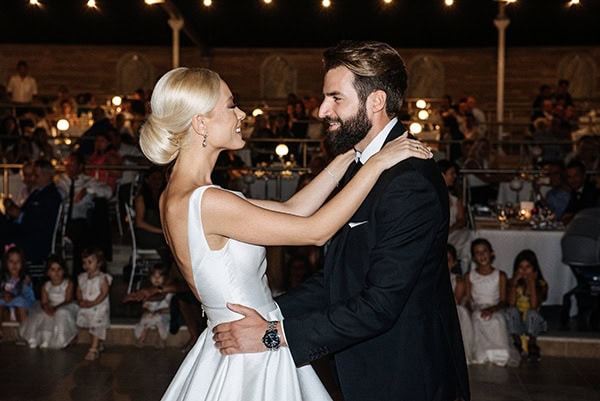 elegant-fall-wedding-serres-crystal-chandeliers-gold-details_15