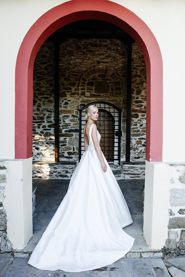 elegant-fall-wedding-serres-crystal-chandeliers-gold-details_16x