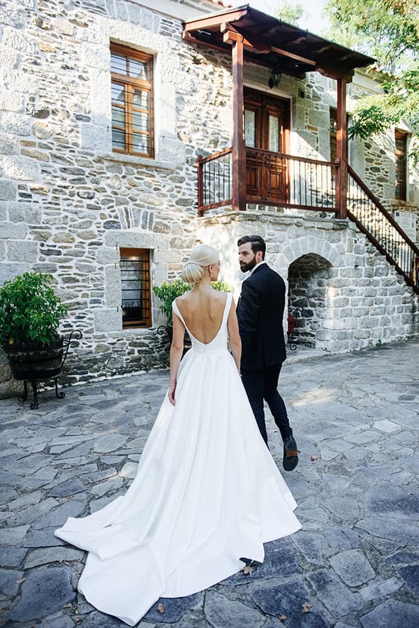 elegant-fall-wedding-serres-crystal-chandeliers-gold-details_17