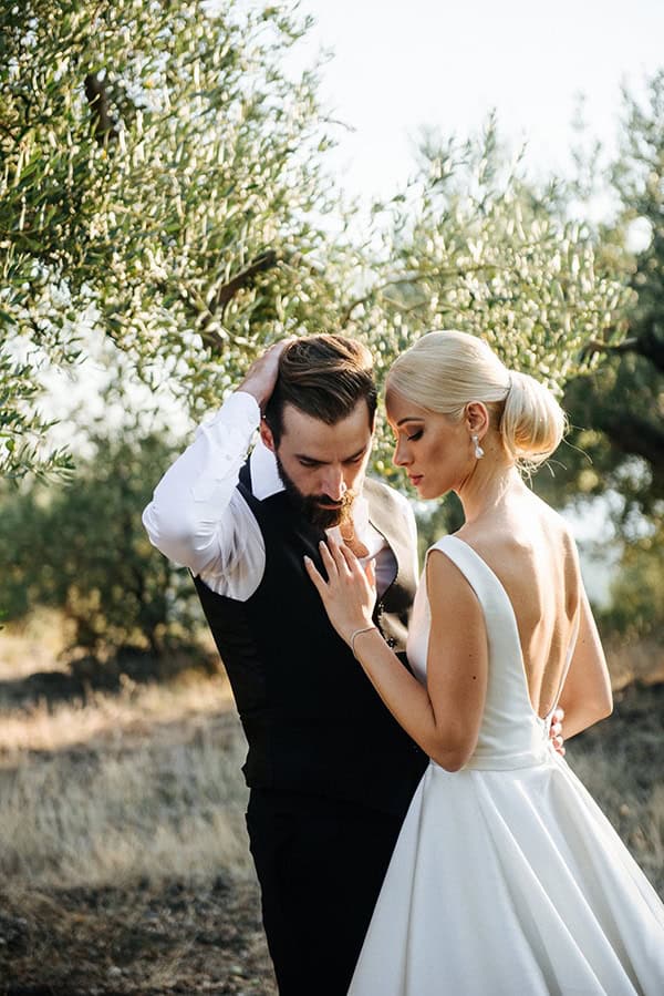 elegant-fall-wedding-serres-crystal-chandeliers-gold-details_17x