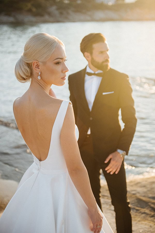 elegant-fall-wedding-serres-crystal-chandeliers-gold-details_19