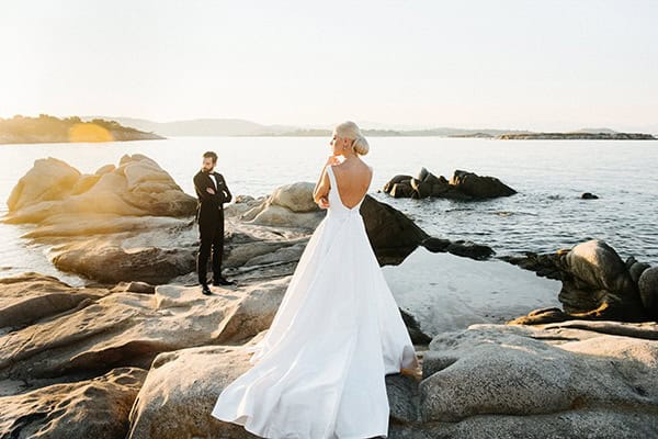 elegant-fall-wedding-serres-crystal-chandeliers-gold-details_21