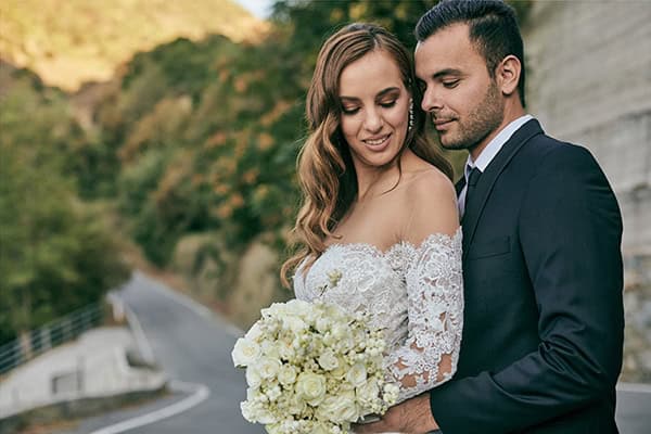 fairytale-winter-wedding-lush-floral-designs-white-green-hues_00