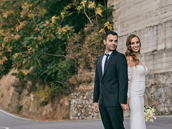 fairytale-winter-wedding-lush-floral-designs-white-green-hues_02