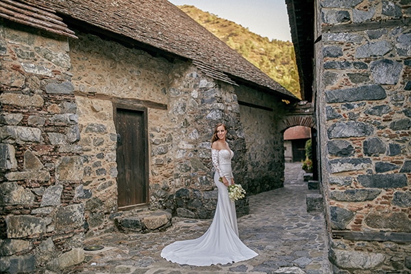 fairytale-winter-wedding-lush-floral-designs-white-green-hues_07