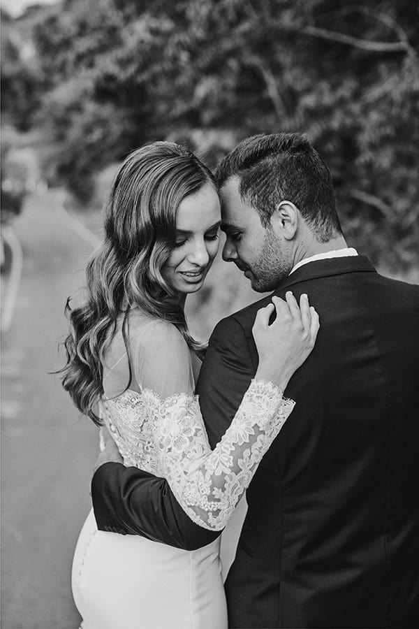 fairytale-winter-wedding-lush-floral-designs-white-green-hues_20x