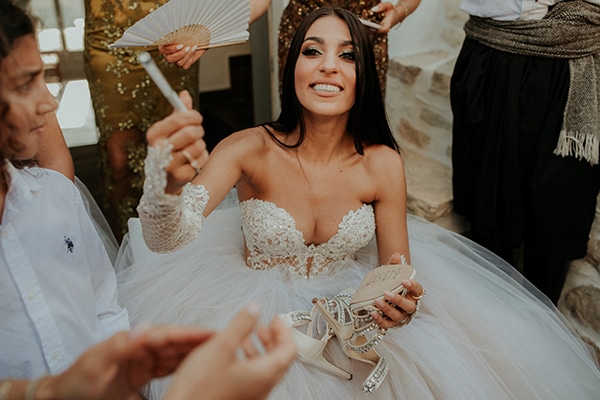 summer-chic-wedding-sifnos-island-olive-bougainvillea_11