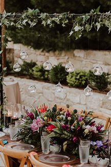 Στολισμος τραπεζιου με γιρλαντα και κρεμαστα κερια