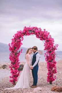 Εντυπωσιακη αψιδα λουλουδιων σε φουξια αποχρωση