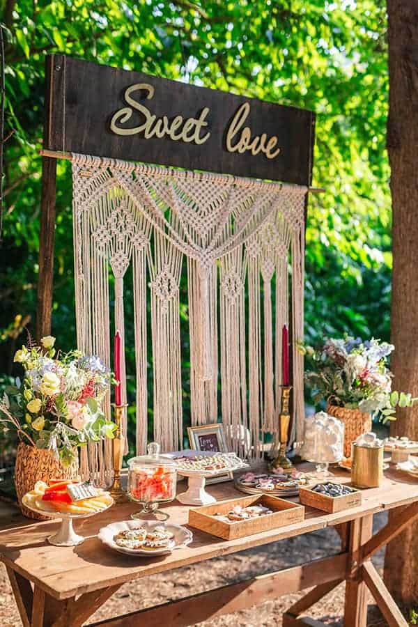 Boho candy table με μακραμέ