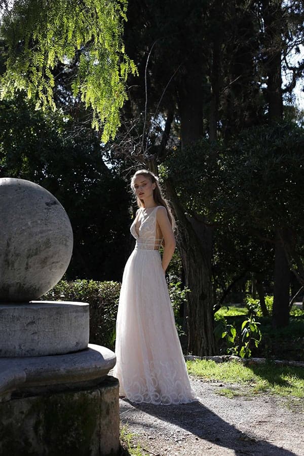 flowy-wedding-creations-ultra-romantic-bridal-look-new-bridal-collection-eleni-kollarou_03