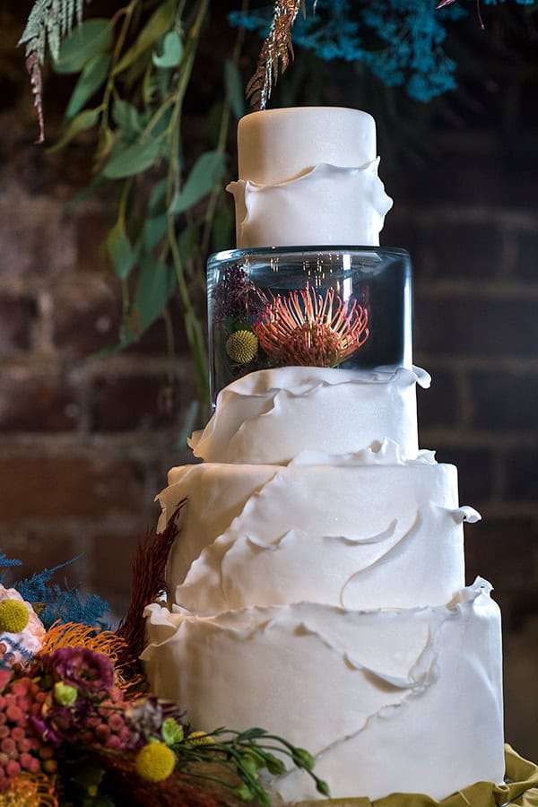 montern-bohemian-wedding-ideas-decoration-pampass-grass-exotic-flowers-vivid-colors_04x