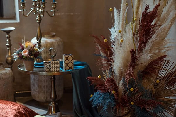 montern-bohemian-wedding-ideas-decoration-pampass-grass-exotic-flowers-vivid-colors_05x