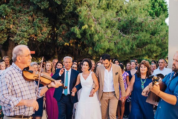 romantic-fall-wedding-beautiful-kythnos-sunflowers_15x