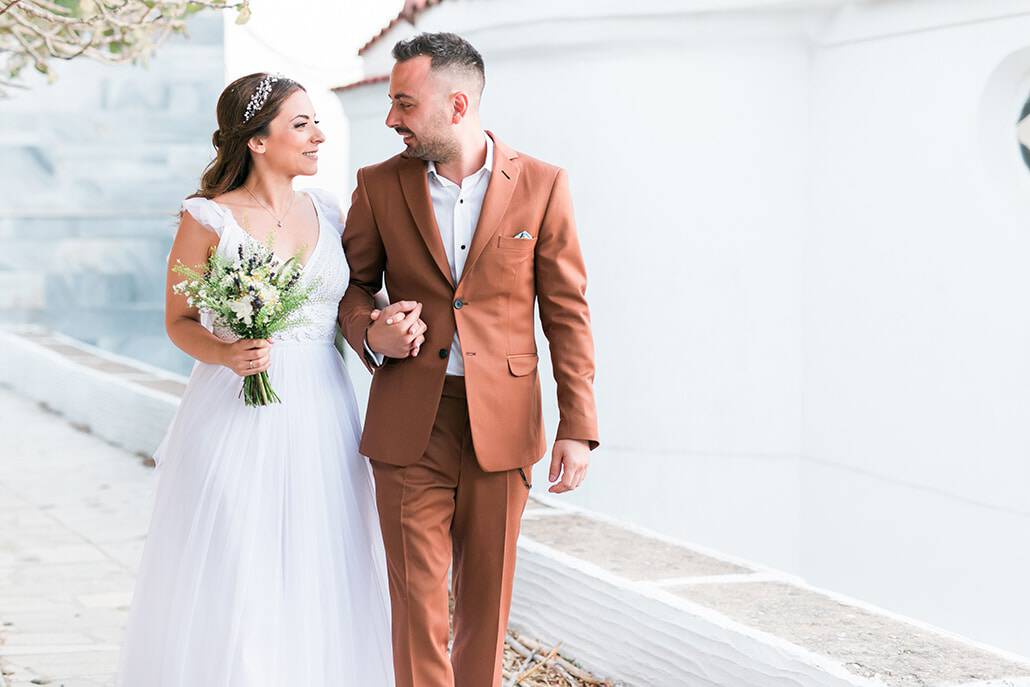 Νησιώτικος ρομαντικός γάμος στην όμορφη Τήνο με string lights και μποέμ στοιχεία │ Mαριλένα & Νίκος