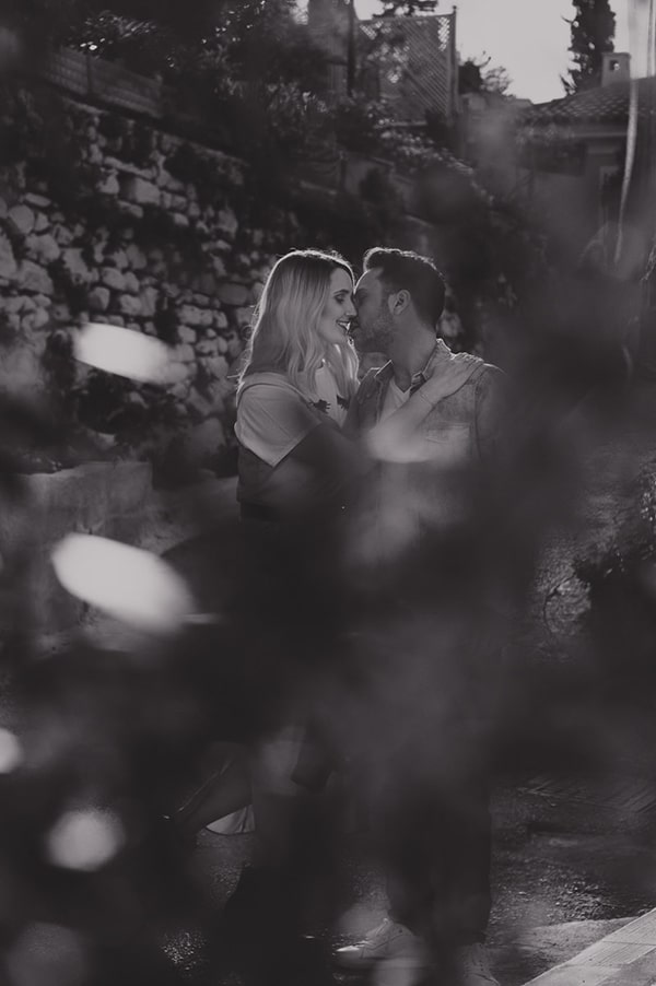 romantic-prewedding-photoshoot-picturesque-alleys_03x