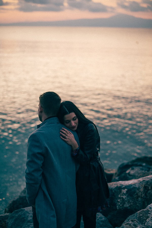 romantic-prewedding-photoshoot-sea-view-stunning-sunset_01