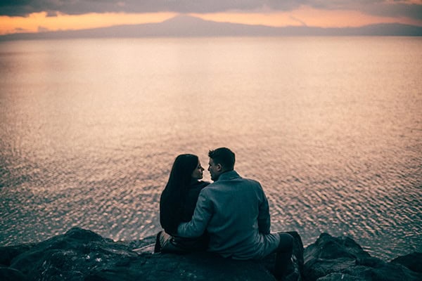 romantic-prewedding-photoshoot-sea-view-stunning-sunset_08x