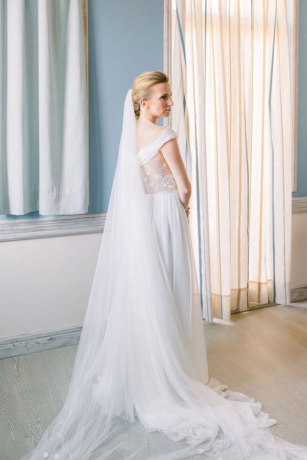 Κομψό νυφικό χτένισμα