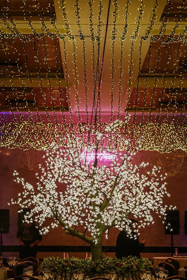 glamorous-wedding-inspiration-stunning-lighting-ideas_03x