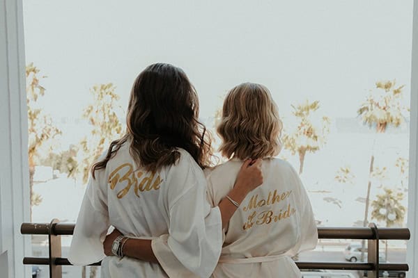 rustic-wedding-nicosia-string-lights-vivid-colors_08