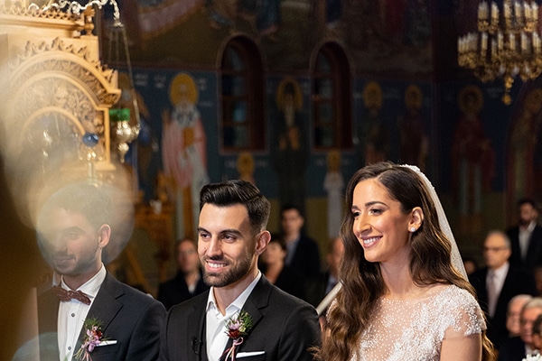 Ρομαντικός χειμωνιάτικος γάμος στην Αθήνα σε μπορντό αποχρώσεις | Ελευθερία & Σπύρος