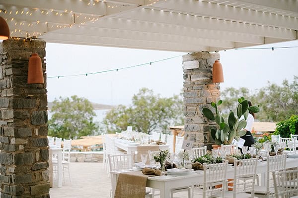 beautiful-summer-island-wedding-decoration-ideas-burlap-white-flowers_06