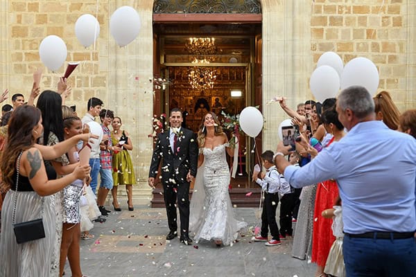 Elegant φθινοπωρινός γάμος στη Λευκωσία με πανέμορφο ανθοστολισμό σε μπορντό