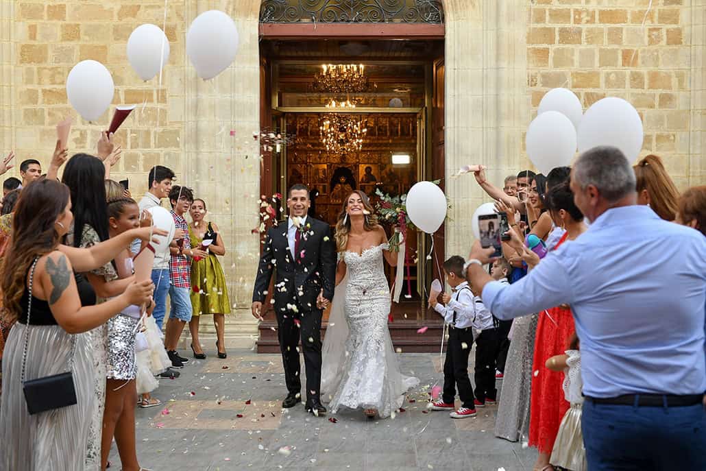 Elegant φθινοπωρινός γάμος στη Λευκωσία με πανέμορφο ανθοστολισμό σε μπορντό