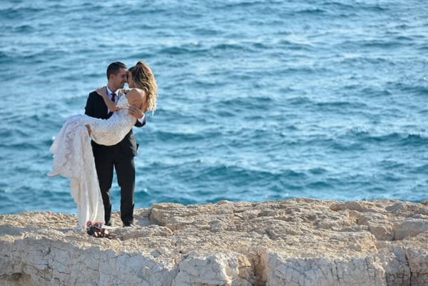 elegant-autumn-wedding-nicosia-beautiful-floral-design-burgundy-pastel-white-hues_00