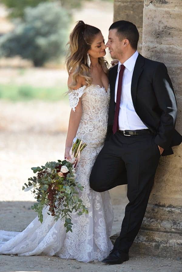 elegant-autumn-wedding-nicosia-beautiful-floral-design-burgundy-pastel-white-hues_01