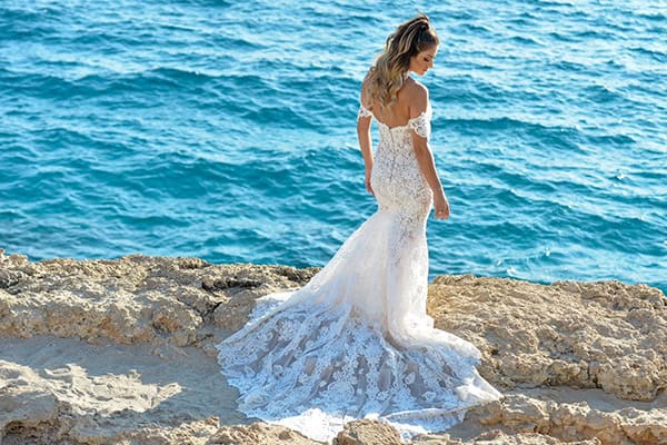 elegant-autumn-wedding-nicosia-beautiful-floral-design-burgundy-pastel-white-hues_02