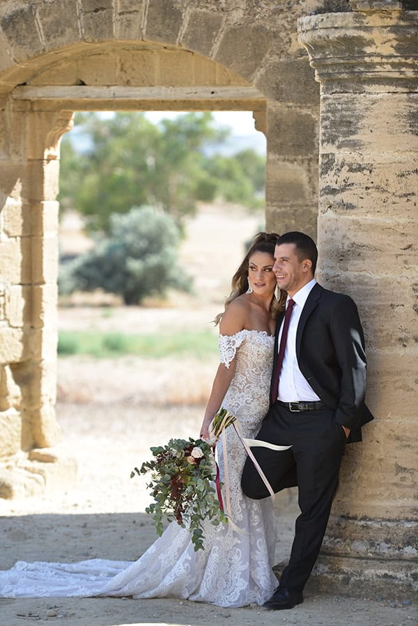 elegant-autumn-wedding-nicosia-beautiful-floral-design-burgundy-pastel-white-hues_02x