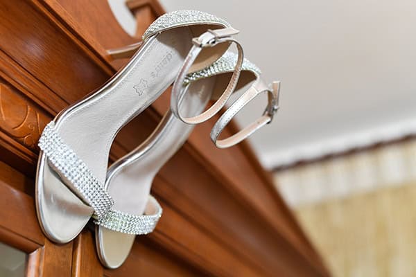 elegant-autumn-wedding-nicosia-beautiful-floral-design-burgundy-pastel-white-hues_04