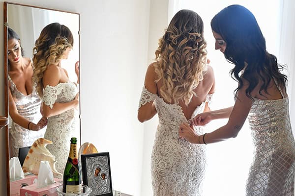 elegant-autumn-wedding-nicosia-beautiful-floral-design-burgundy-pastel-white-hues_08