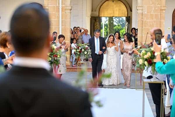 elegant-autumn-wedding-nicosia-beautiful-floral-design-burgundy-pastel-white-hues_18