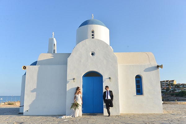 elegant-autumn-wedding-nicosia-beautiful-floral-design-burgundy-pastel-white-hues_29