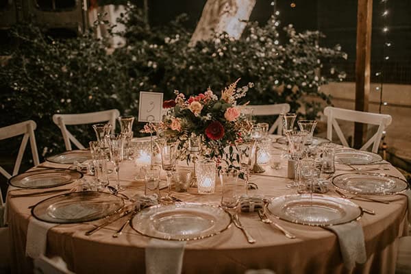 luxurious-fall-wedding-larnaca-crystal-chandeliers-fairy-lights_32