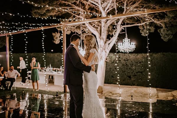 luxurious-fall-wedding-larnaca-crystal-chandeliers-fairy-lights_38