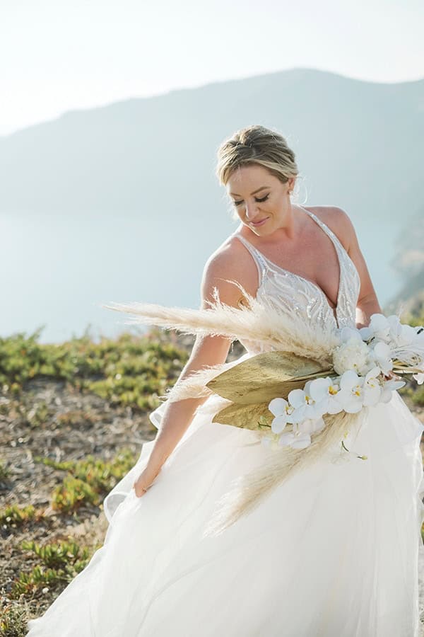 montern-bohemian-summer-wedding-dreamy-santorini-pampas-grass_02x