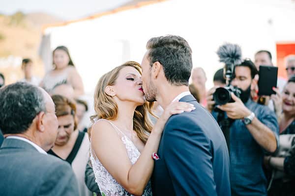 montern-summer-wedding-kythnos-vivid-colors_11