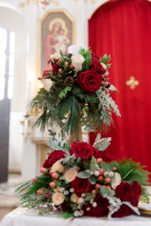 Μοντέρνος στολισμός εκκλησίας σε κόκκινες αποχρώσεις