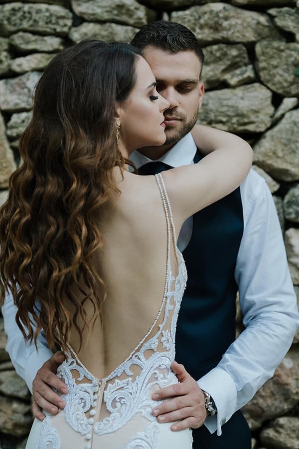 outdoor-summer-wedding-crete-white-gold-hues_01x