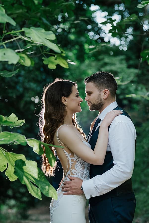 outdoor-summer-wedding-crete-white-gold-hues_03